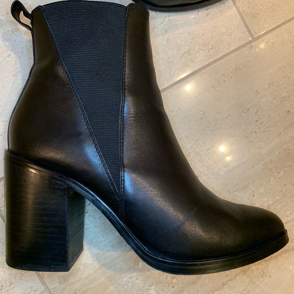 Jonak Paris - black leather heeled ankle boots - Picture 9 of 15